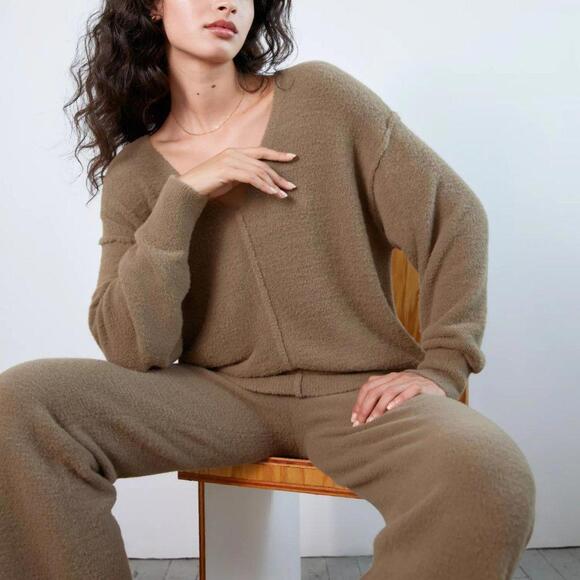 Aritzia Wilfred Free Hush Chenille Knit V-Neck Sweater - Picture 3 of 9